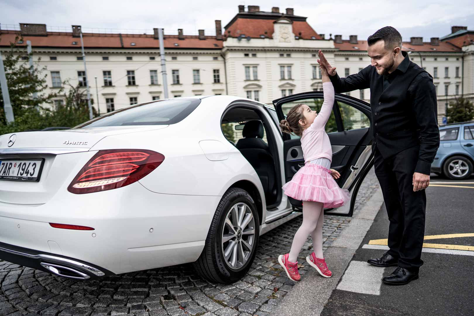 Easy Drivers Vám mimo jiné nabízí službu osobního řidiče. Pociťte svobodu, kterou Vám a Vaší rodině může náš profesionální osobní řidič poskytnout - už žádná starost o Váš vlastní vůz, žádné komplikace s vyzvedáváním Vašich dětí ze škol a kroužků - o vše se postará Váš osobní šofér.