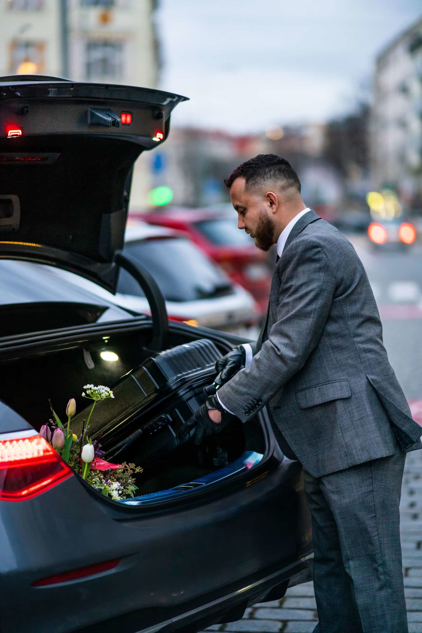 Odvoz na letiště nebo taxi z letiště. Easy Drivers Vám nabízí komfortní cestu bez starostí v našich luxusních vozech. I pro velké počty osob.