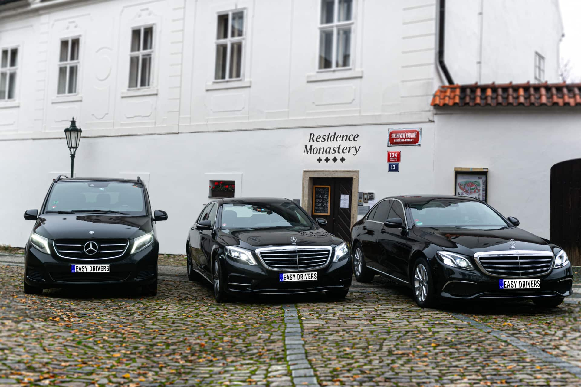 Taxislužba na letiště nebo odvoz z letiště. Easy Drivers transfery kamkoliv po republice i do zahraničí. Luxusní sedan, minibus či autobus.