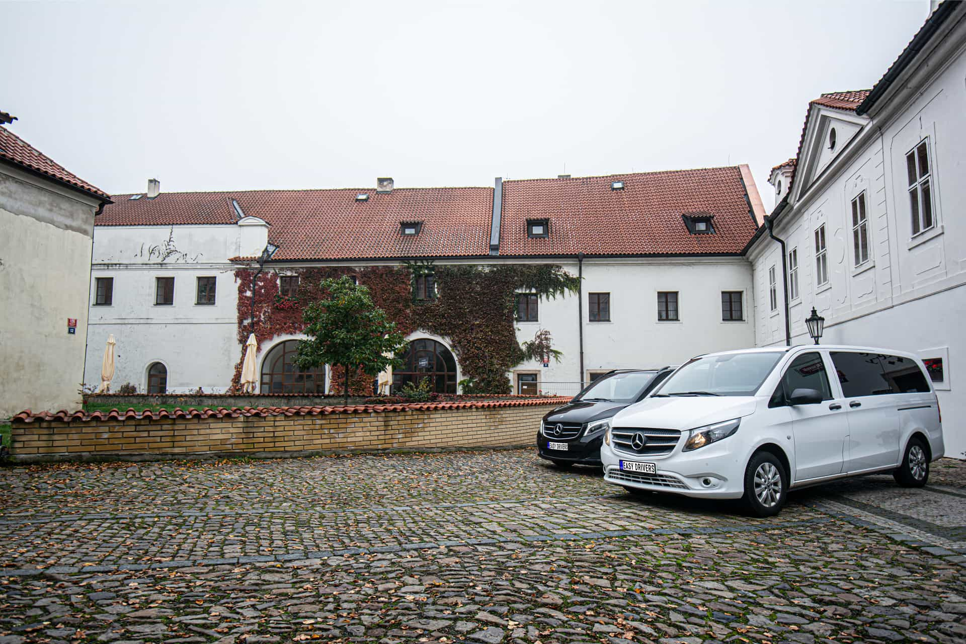 Mezinárodní taxi přeprava od Easy Drivers Vám poskytne různé varianty luxusních vozů dle Vašich potřeb.