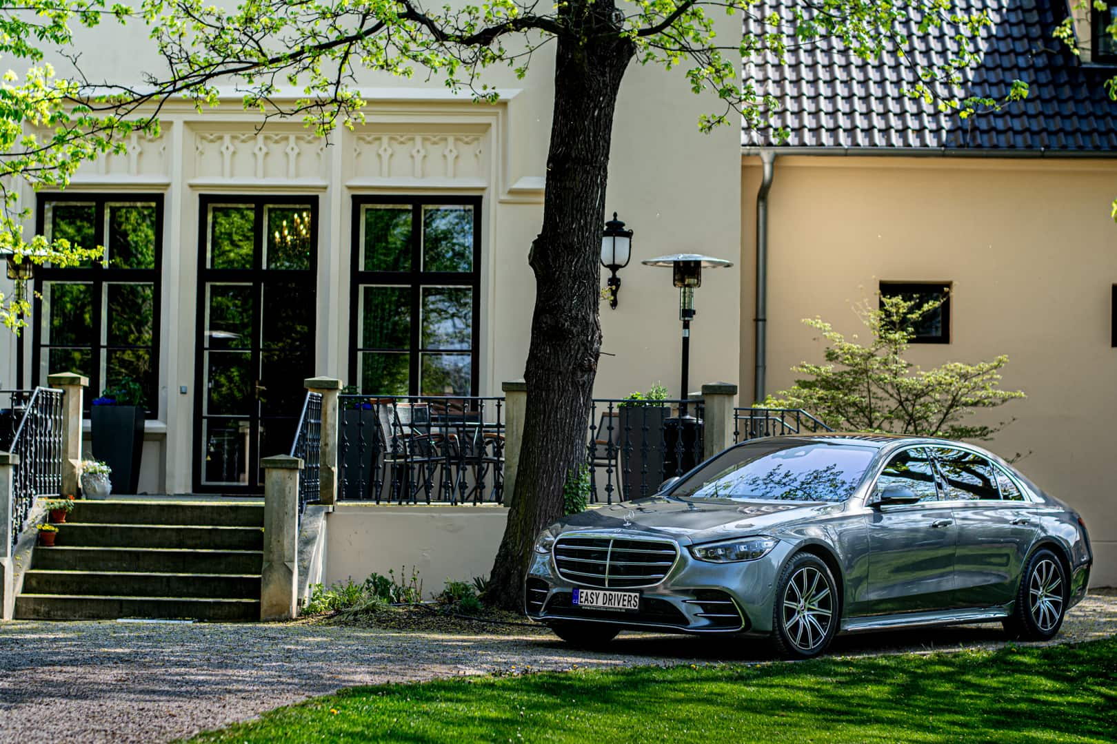 Svatební auto s profesionálním řidičem. Pokud si přejete luxusní flotilu, která bude kdykoliv k dispozici nejen ženichovi a nevěstě, ale i všem hostům, poptejte Easy Drivers.